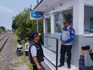 Tingkatkan Keamanan, Dishub Lamongan Siagakan Relawan di Perlintasan KA