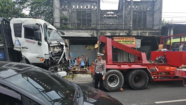 Dua Truk Alami Kecelakaan di Jalan Poros Nasional Lamongan-Babat