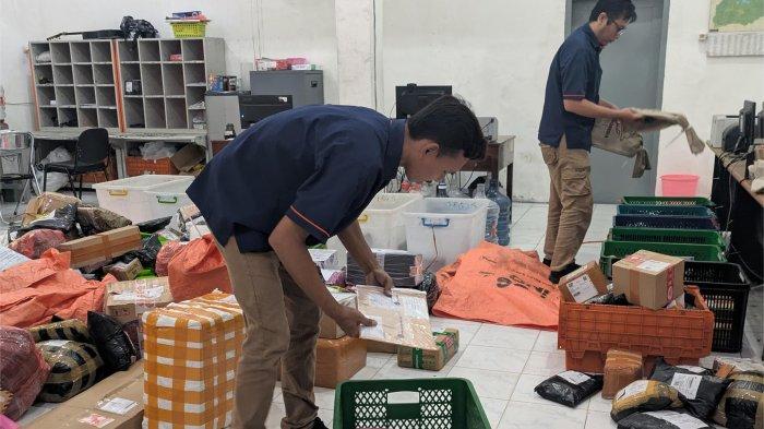 Menjelang Lebaran, Pengiriman Paket di Kantor Pos Lamongan Naik Hingga 40 Persen