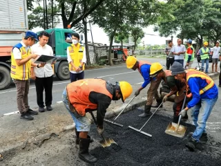 Emil Dardak Tinjau Perbaikan Jalan Babat-Lamongan