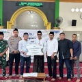 Dukung Kenyamanan Ibadah, PT PNM Lamongan Donasikan Karpet ke Masjid