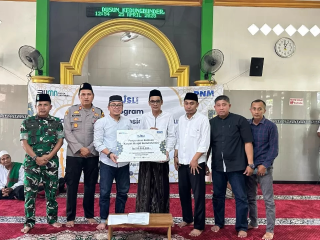 Dukung Kenyamanan Ibadah, PT PNM Lamongan Donasikan Karpet ke Masjid