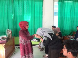 Peringati Hari Kartini, Dekan Fakultas Hukum Unisla Kenakan Kebaya saat Mengajar