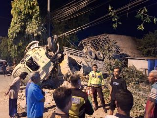 Rem Blong, Truk Semen Tabrak Pemotor dan Warung di Kecamatan Ngimbang