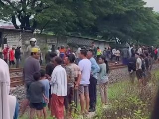 Dua Ibu Rumah Tangga Tewas Tertabrak Kereta Api di Perlintasan Tanpa Palang di Lamongan