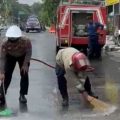 Tumpahan Solar di Jalan Basuki Rahmat Lamongan Dibersihkan Petugas