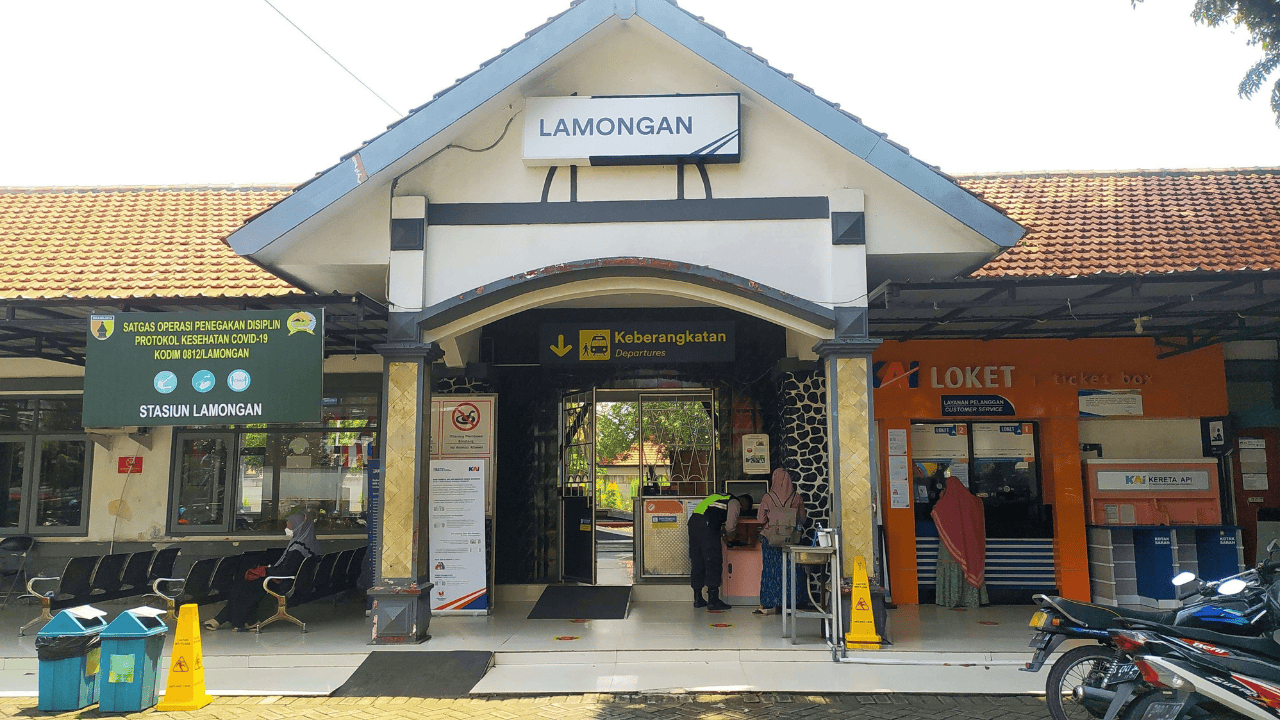Stasiun Lamongan Ramai Diserbu Penumpang saat Libur Kenaikan Isa Almasih