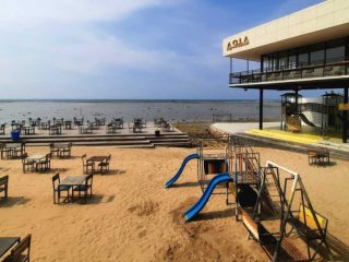 Aola Cafe Lamongan, Tempat Nongkrong Estetik di Tepi Pantai