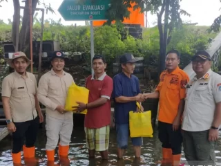 BPBD Lamongan Salurkan Bantuan untuk 18 Desa yang Terdampak Banjir