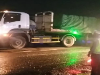 Polsek Babat Sigap Atasi Truk Trailer Rusak di Jalur Padat Lamongan-Babat