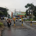 Akses Ditutup! Mobil Dilarang Lewat Perlintasan KA Jalan Pahlawan setelah Dipasang Patok