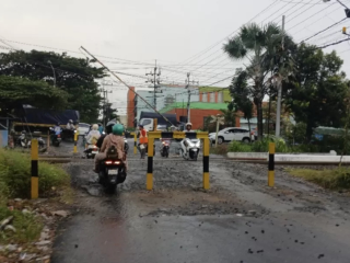 Akses Ditutup! Mobil Dilarang Lewat Perlintasan KA Jalan Pahlawan setelah Dipasang Patok