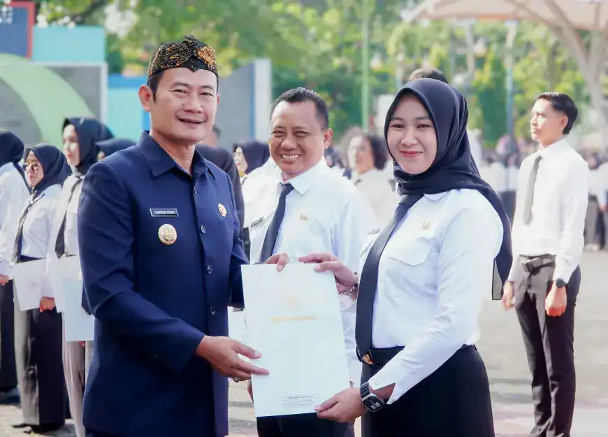 Pemkab Lamongan Serahkan SK kepada Ribuan ASN Formasi 2024