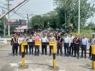 KAI Daop 8 Surabaya Resmi Tutup Perlintasan Sebidang di Lamongan
