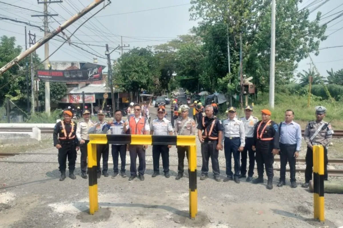 KAI Daop 8 Surabaya Resmi Tutup Perlintasan Sebidang di Lamongan