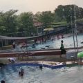 Kolam Renang Oro-Oro Ombo Lamongan Ramai Pengunjung saat Libur Waisak