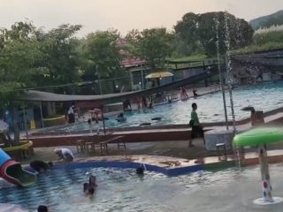 Kolam Renang Oro-Oro Ombo Lamongan Ramai Pengunjung saat Libur Waisak
