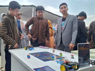 Keren! Siswa SMP Negeri 1 Lamongan Berhasil Ciptakan Robot Transporter