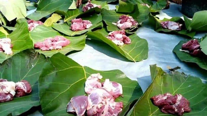 Warga Muhammadiyah Lamongan Gunakan Daun Jati sebagai Pembungkus Daging Kurban