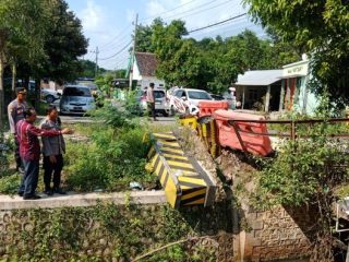 Jembatan Rusak di Desa Ngimbang, Polsek dan Dinas Terkait Lakukan Penanganan Cepat