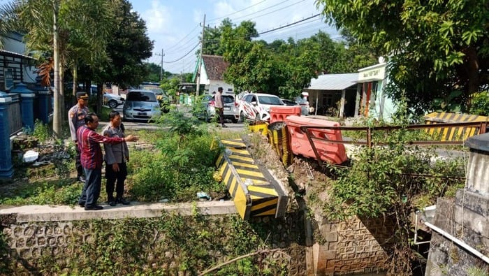 Jembatan Rusak di Desa Ngimbang, Polsek dan Dinas Terkait Lakukan Penanganan Cepat