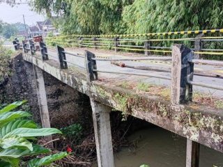 Jembatan di Desa Sidokumpul Lamongan Ambles Akibat Luapan Air Sungai