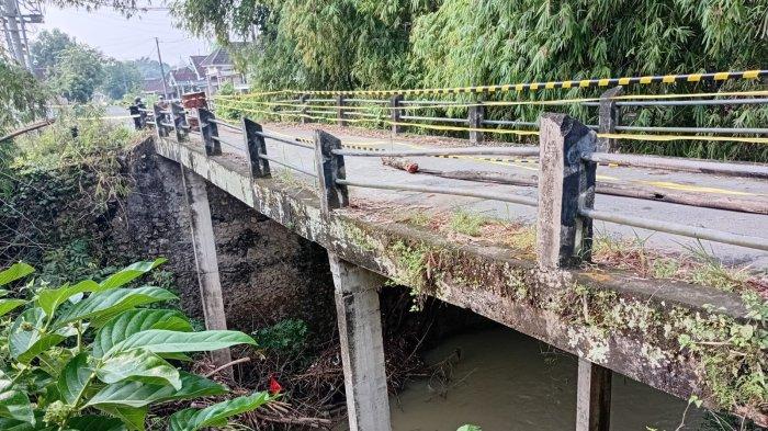 Jembatan di Desa Sidokumpul Lamongan Ambles Akibat Luapan Air Sungai