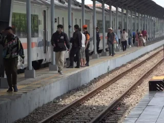 Stasiun Lamongan Dipadati Penumpang Selama Libur Tahun Baru Islam 1447 H