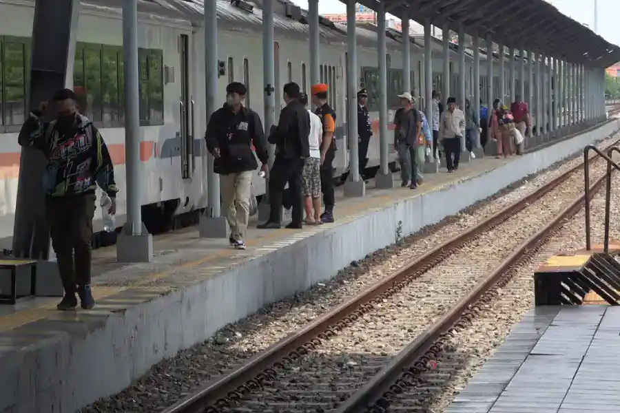 Stasiun Lamongan Dipadati Penumpang Selama Libur Tahun Baru Islam 1447 H
