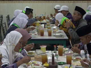 Tradisi Unik, Jamaah Haji Lamongan Disambut Soto Ayam saat Tiba di Kampung Halaman