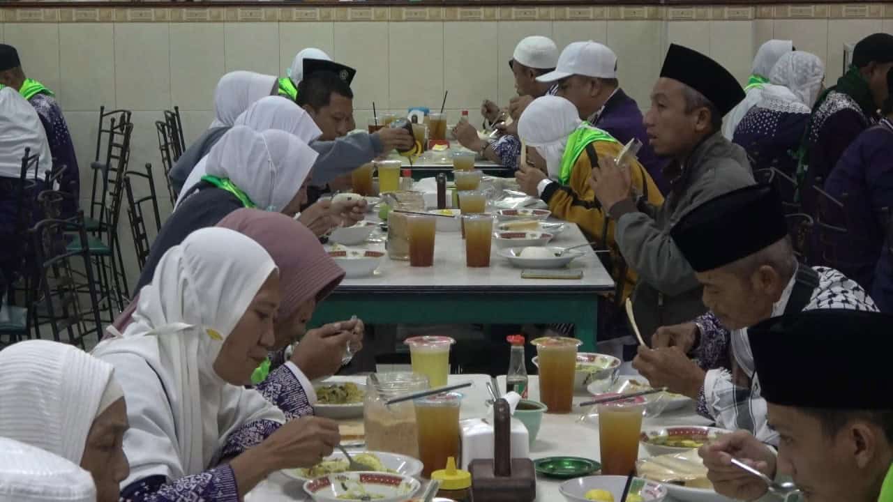 Tradisi Unik, Jamaah Haji Lamongan Disambut Soto Ayam saat Tiba di Kampung Halaman