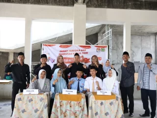 Debat Terbuka Perdana OSIM MAS Lamongan Latih Siswa Berdemokrasi