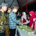 Wabup Dirham Apresiasi Festival Sego Muduk dan Batik Carnival 2025