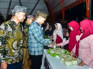 Wabup Dirham Apresiasi Festival Sego Muduk dan Batik Carnival 2025