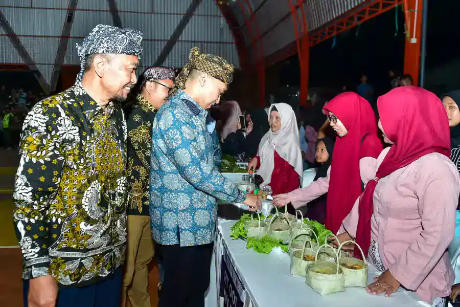 Wabup Dirham Apresiasi Festival Sego Muduk dan Batik Carnival 2025