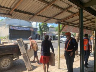 KAI Tertibkan Bangunan Liar di Lamongan untuk Cegah Kecelakaan