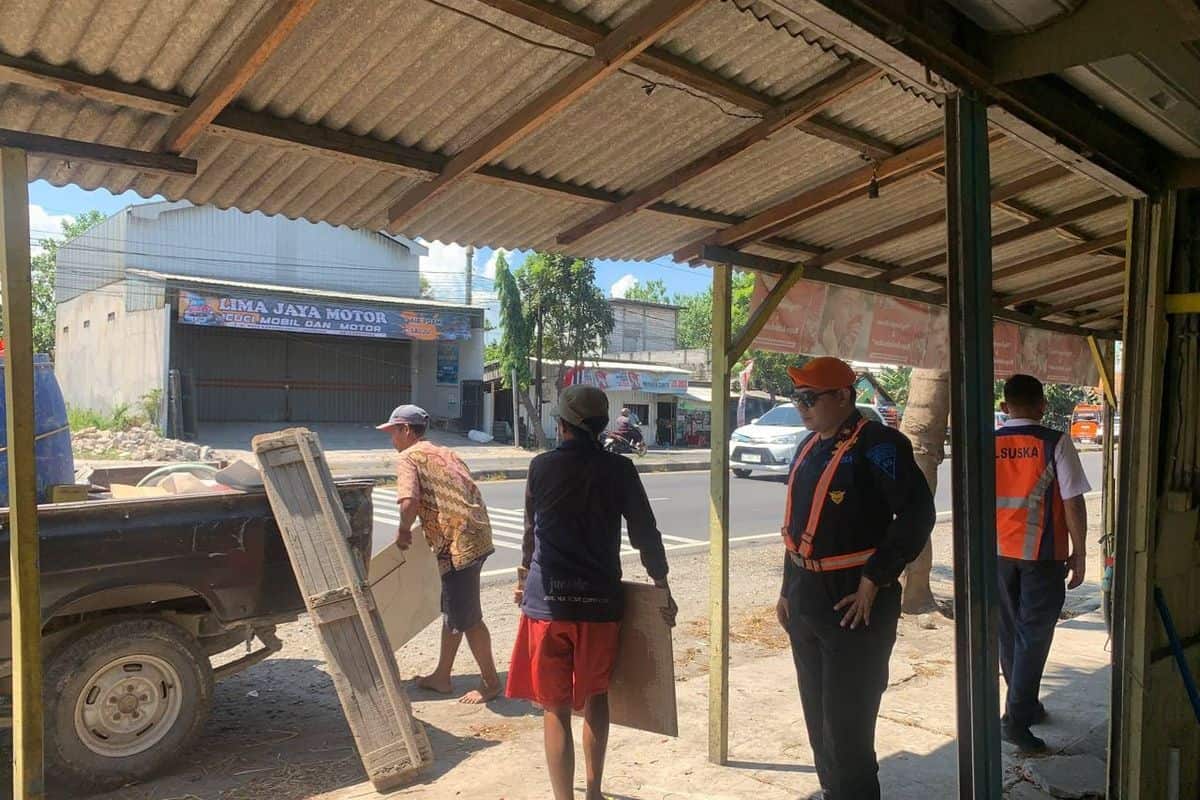 KAI Tertibkan Bangunan Liar di Lamongan untuk Cegah Kecelakaan