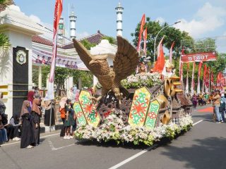 Karnaval HUT RI ke-80 di Lamongan, Ribuan Warga Tumpah Ruah di Jalanan