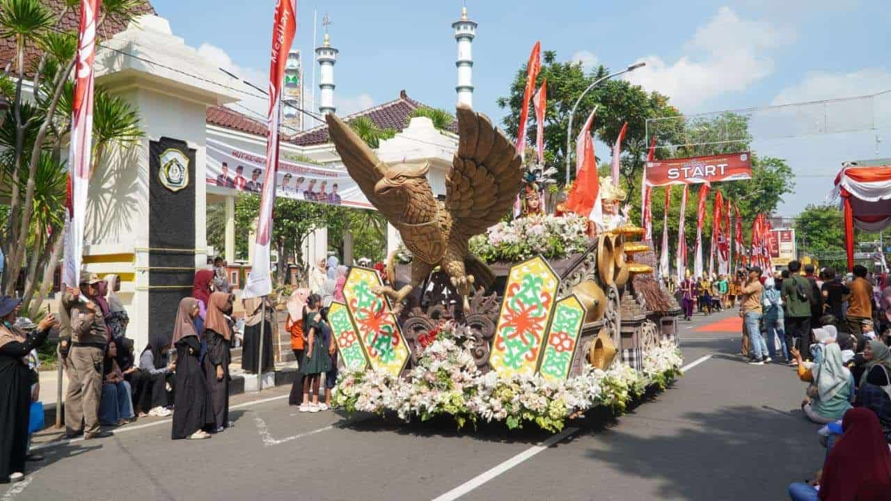 Karnaval HUT RI ke-80 di Lamongan, Ribuan Warga Tumpah Ruah di Jalanan