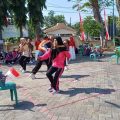 Unik! Ibu dan Anak di Lamongan Kompak Ikut Lomba Agustusan Bareng