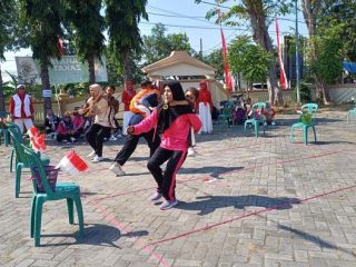 Unik! Ibu dan Anak di Lamongan Kompak Ikut Lomba Agustusan Bareng