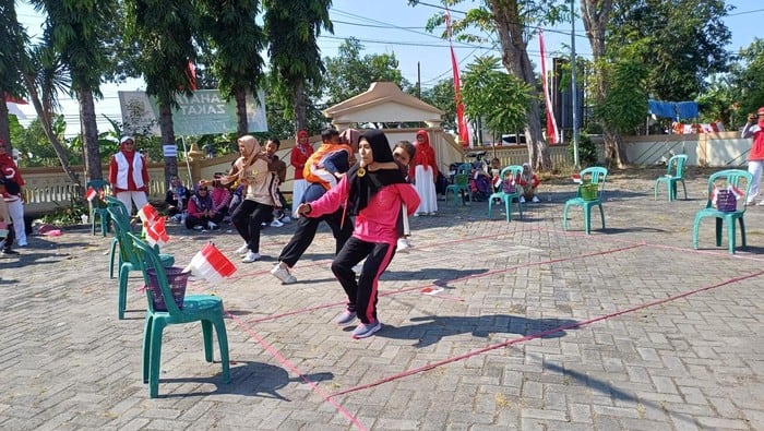 Unik! Ibu dan Anak di Lamongan Kompak Ikut Lomba Agustusan Bareng