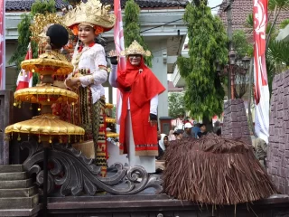 SMP Negeri 1 Lamongan Angkat Semangat Pahlawan Lewat MEGkarnaval 2025