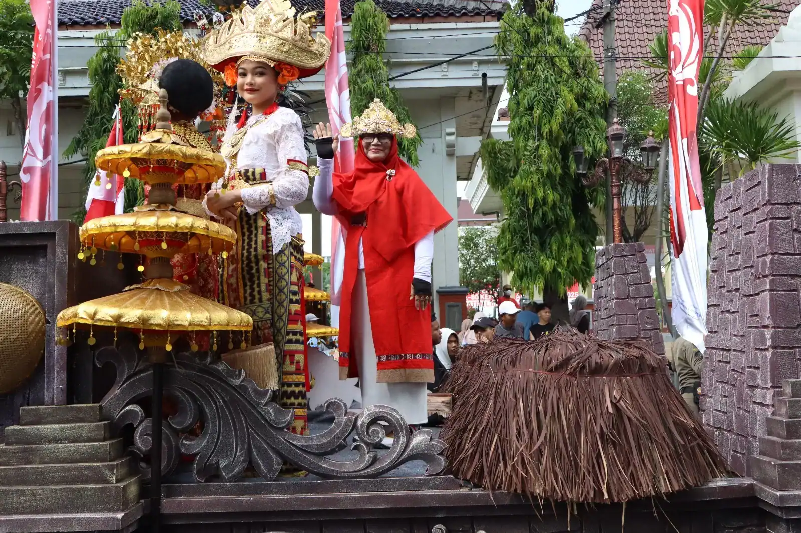 SMP Negeri 1 Lamongan Angkat Semangat Pahlawan Lewat MEGkarnaval 2025