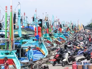 Nelayan Paciran Terpaksa Berhenti Melaut, Izin Kapal Belum Keluar