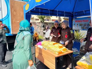 Kejari Lamongan Gelar Pasar Murah, Sediakan 100 Paket Sembako untuk Warga