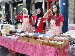 Pedagang Ikut Khidmat di Upacara HUT ke-80 RI di Alun-alun Lamongan