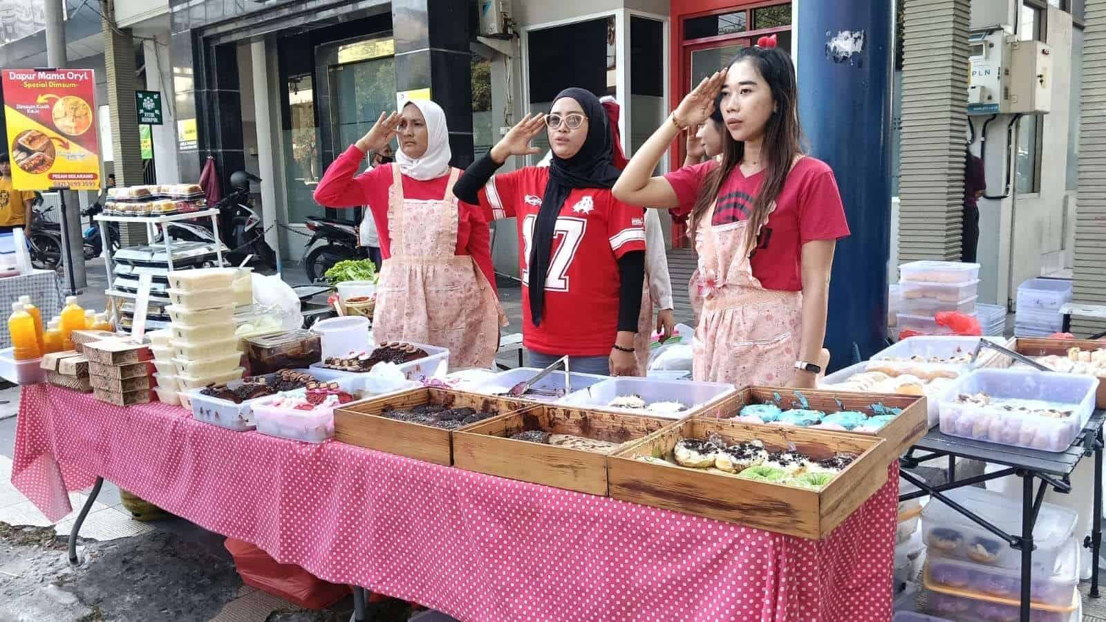 Pedagang Ikut Khidmat di Upacara HUT ke-80 RI di Alun-alun Lamongan