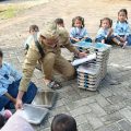 Jelang HUT RI ke-80, Petugas Program MBG Lamongan Antar Makanan dengan Kostum Pejuang