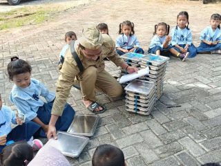 Jelang HUT RI ke-80, Petugas Program MBG Lamongan Antar Makanan dengan Kostum Pejuang